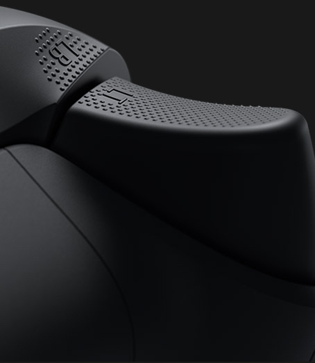 Mantén el objetivo Disfruta de la comodidad y sensación mejoradas del nuevo Control inalámbrico Xbox, con un agarre texturizado en los gatillos, botones y funda trasera.